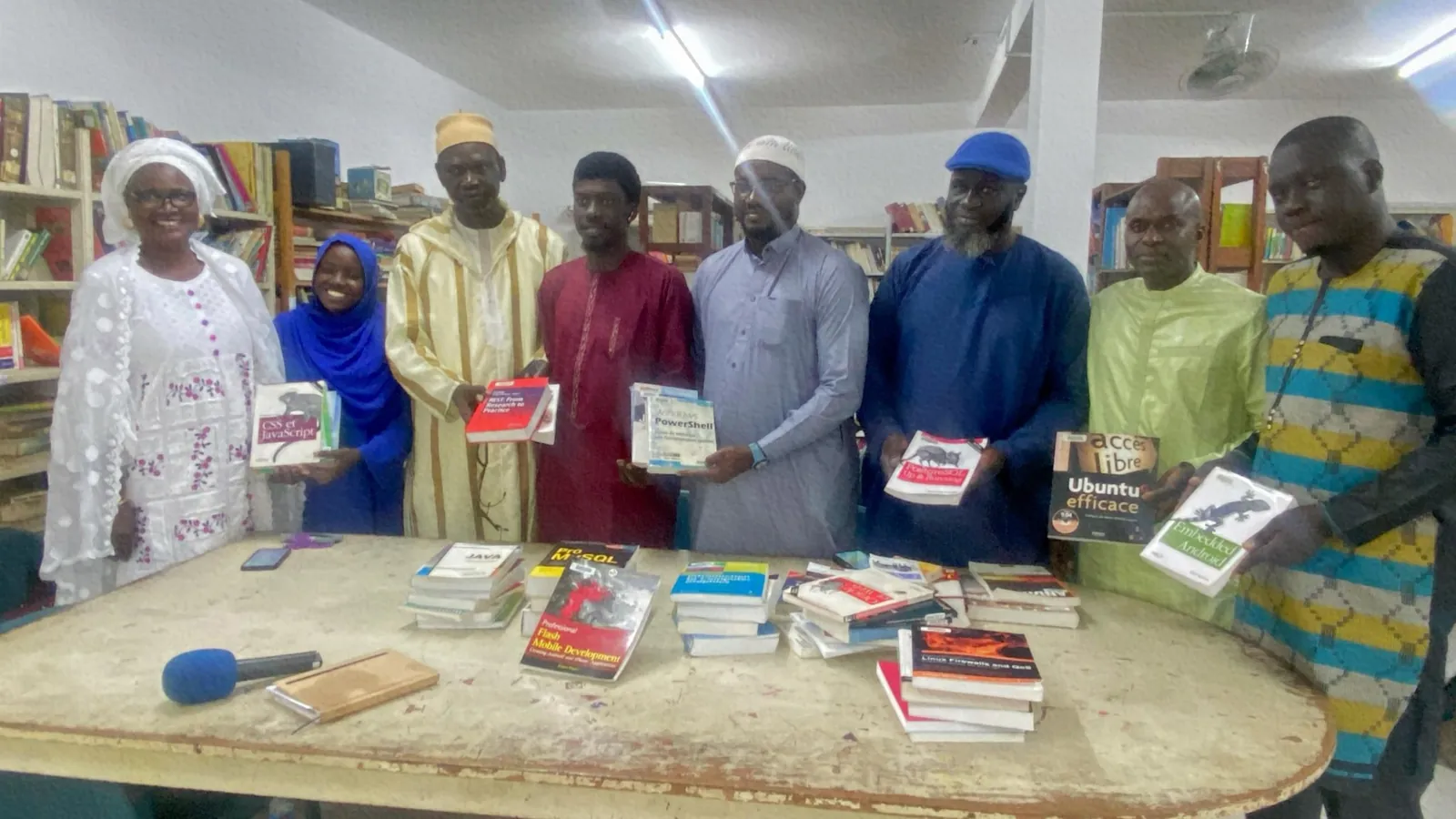 Remise de livres à la bibliothèque Ousmane Sembène de Yoff